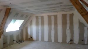 Création d'un carpot en tole bac acier,Habillage des dessous de toit en bardage, isolation des rampants avec bonne isolation, pose de velux, volet roulant solaire et création de chevêtre avec évasement au maximum pour un apport lumineux à couetron au perche 41.