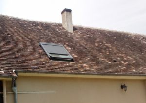 Création d'un carpot en tole bac acier,Habillage des dessous de toit en bardage, isolation des rampants avec bonne isolation, pose de velux, volet roulant solaire et création de chevêtre avec évasement au maximum pour un apport lumineux à couetron au perche 41.