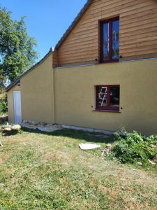 ITE des murs extérieur sur le Poislay (41)  Isolation Thermique par l'Extérieur des murs de cette longère en Laine de Bois, pose de panneaux en fibre de bois et finition enduit avec couche de régulation et finition.