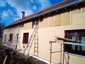 ITE des murs extérieur sur le Poislay (41)  Isolation Thermique par l'Extérieur des murs de cette longère en Laine de Bois, pose de panneaux en fibre de bois et finition enduit avec couche de régulation et finition.