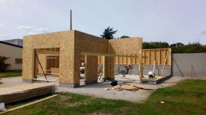 Nouvelle maison ossature Bois sur mesure à St ouen (41) avec isolation performante avec menuiserie aluminuim Gris Anthracyte, pose de parquet, toit terrasse avec puits de lumière, porte intérieure design en bois massif, et pose de Brise Soleil Orientable motorisé.