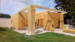 Nouvelle maison ossature Bois sur mesure à St ouen (41) avec isolation performante avec menuiserie aluminuim Gris Anthracyte, pose de parquet, toit terrasse avec puits de lumière, porte intérieure design en bois massif, et pose de Brise Soleil Orientable motorisé.