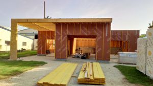 Nouvelle maison ossature Bois sur mesure à St ouen (41) avec isolation performante avec menuiserie aluminuim Gris Anthracyte, pose de parquet, toit terrasse avec puits de lumière, porte intérieure design en bois massif, et pose de Brise Soleil Orientable motorisé.