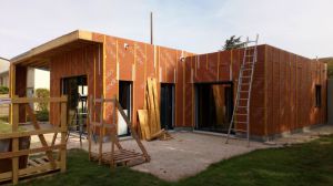 Nouvelle maison ossature Bois sur mesure à St ouen (41) avec isolation performante avec menuiserie aluminuim Gris Anthracyte, pose de parquet, toit terrasse avec puits de lumière, porte intérieure design en bois massif, et pose de Brise Soleil Orientable motorisé.