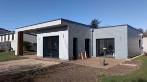 Nouvelle maison ossature Bois sur mesure à St ouen (41) avec isolation performante avec menuiserie aluminuim Gris Anthracyte, pose de parquet, toit terrasse avec puits de lumière, porte intérieure design en bois massif, et pose de Brise Soleil Orientable motorisé.