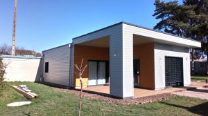 Nouvelle maison ossature Bois sur mesure à St ouen (41) avec isolation performante avec menuiserie aluminuim Gris Anthracyte, pose de parquet, toit terrasse avec puits de lumière, porte intérieure design en bois massif, et pose de Brise Soleil Orientable motorisé.