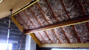 Remise à neuf de la couverture avec intégration de Velux.  Isolation des rampants et des pignons par l'intérieur de l'étage sur Epuisay (41) de haute qualité en laine de verre et laine de bois.puisay (41).