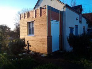 Réalisation d'une extension ossature bois sur Morée (41) avec toit terrasse composé d'une porte et d'une fenêtre en pvc blanc