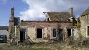 Rénovation complète de charpente couverture zinguerie avec lucarne et couverture petites tuiles de pays sur cette ancienne ferme à l'abandon sur la commune d'EPUISAY (41)