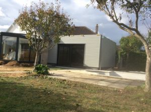 Nouvelle extension Ossature Bois sur Vendôme (41) et rénovation énergétique du bâtiment existant au niveau de la couverture.  Menuiserie Alu, bardage SIVALBP Gris lumière, toit terrasse.