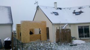 Extension Ossature Bois bardage Red Cedar sur VENDOME (41), avec toit terrasse Rhépanol, et terrasse bois Pin Rouge classe IV, intégré entre deux maison. Menuiserie alu.