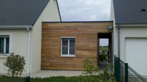 Extension Ossature Bois bardage Red Cedar sur VENDOME (41), avec toit terrasse Rhépanol, et terrasse bois Pin Rouge classe IV, intégré entre deux maison. Menuiserie alu.