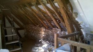 Nouveau chantier de rénovation énergétique globale dans le cadre de SOLIHA à VILLEROMAIN (41) : Changement des vélux, isolation des toitures de par l'intérieur avec étanchéité à l'air, isolation des murs de par l'intérieur et l'extérieur, changement des menuiseries. Une nouvelle vie pour cette ancienne passoire thermique.