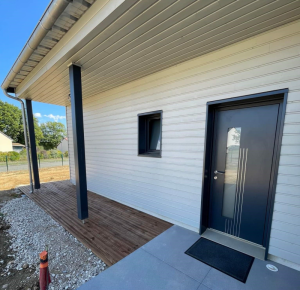 Maison ossature Bois sur mesure à Mondoubleau (41) avec double garage. Couverture en tôle bac acier ral 7016 gris anthracite, menuiserie en PVC ral 7016 gris anthracite et pose de parquet en chevron pour allier design et modernité à votre intérieur. 