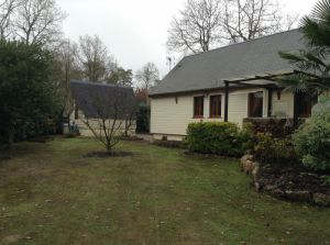 Extension ossature bois sur pilotis avec planché bois le long d'un ancien chalet Vivre Eco à PEZOU (41).