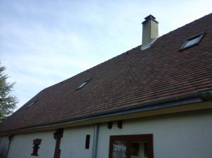 Changement de couverture d'une maison, avec petites tuiles de pays Terreal rustique sablé normand et pose de velux.