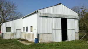 Maison ossature bois et extension bois à PERIGNY (41) sur un ancien bâtiment artisanal en adoptant le principe Box In Box. Architecte Stéphane GATINEAU de Montoire/Loir. Solivage en bois massif avec lamellé-collé, réfection couverture et mélange de bardage bois et métal. loir et cher. Blois. Vendôme. Construction. Constructeur. MOB.