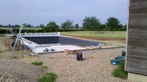 Réalisation d'une terrasse complète, d'un local technique et autres aménagements bois en Pin classe III autour de cette magnifique piscine enterrée sur SAINT AGIL (41). A noter, que l'habillage autour des volets est également recouvert de bois pour une parfaite intégration.