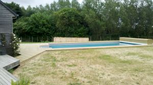 Réalisation d'une terrasse complète, d'un local technique et autres aménagements bois en Pin classe III autour de cette magnifique piscine enterrée sur SAINT AGIL (41). A noter, que l'habillage autour des volets est également recouvert de bois pour une parfaite intégration.