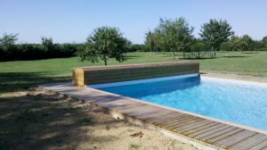 Réalisation d'une terrasse complète, d'un local technique et autres aménagements bois en Pin classe III autour de cette magnifique piscine enterrée sur SAINT AGIL (41). A noter, que l'habillage autour des volets est également recouvert de bois pour une parfaite intégration.