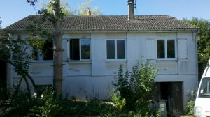 Nouvelle rénovation thermique globale à Villiers sur Loir (41). Soufflage de laine de roche dans les combles perdues, changement des menuiseries PVC SWAO avec volets roulants électriques PROFALUX intégrés. Les murs sont isolés par une ITE sous bardage bois prépeint SIVALBP pour atteindre une haute performance énergétique, rentrant dans le programme HABITER MIEUX.