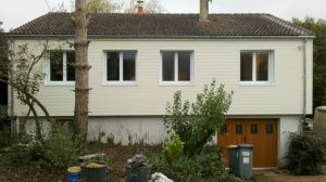 Nouvelle rénovation thermique globale à Villiers sur Loir (41). Soufflage de laine de roche dans les combles perdues, changement des menuiseries PVC SWAO avec volets roulants électriques PROFALUX intégrés. Les murs sont isolés par une ITE sous bardage bois prépeint SIVALBP pour atteindre une haute performance énergétique, rentrant dans le programme HABITER MIEUX.