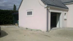 Changement de couverture, sur Huisseau en Beauce (41) avec pose d'adoises naturelles Premier Choix, vélux et volets motorisés sur ce pavillon. Une extension bois avec charpente traditionnelle lamellé-collée est adossée à l'ancien garage offrant plus de possibilité de stationnement couvert.