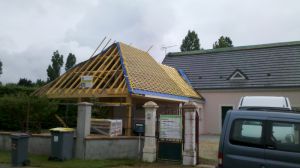 Changement de couverture, sur Huisseau en Beauce (41) avec pose d'adoises naturelles Premier Choix, vélux et volets motorisés sur ce pavillon. Une extension bois avec charpente traditionnelle lamellé-collée est adossée à l'ancien garage offrant plus de possibilité de stationnement couvert.