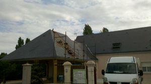 Changement de couverture, sur Huisseau en Beauce (41) avec pose d'adoises naturelles Premier Choix, vélux et volets motorisés sur ce pavillon. Une extension bois avec charpente traditionnelle lamellé-collée est adossée à l'ancien garage offrant plus de possibilité de stationnement couvert.