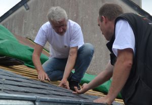 Ce lundi 22 Août 2022, nous avons eu le plaisir d'accueillir Monsieur MARION Christophe, député de la circonscription du Vendômois.  Au cours d'une véritable mise en situation sur un chantier de couverture (montage d'échafaudage, pose de gouttières et d'ardoises) afin de s'imprégner de la vie de chantier, monsieur MARION a ainsi pu échanger avec les collaborateurs sur les nombreuses problématiques du quotidien.